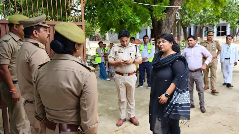 Raebareli Police Recruitment Exam: रायबरेली में सिपाही भर्ती परीक्षा का कड़ा पहरा, पहले दिन 1987 अभ्यर्थी रहे अनुपस्थित UP Police Constable Exam 2026