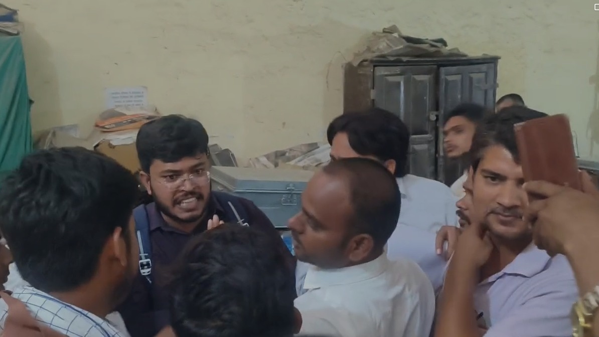 Amethi Tehsil News: ईडब्ल्यूएस प्रमाण पत्र के नाम पर पैसे मांगने का आरोप, तहसील परिसर में मारपीट का वीडियो वायरल