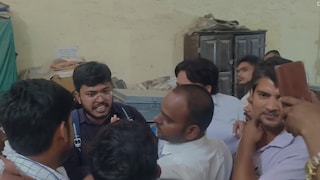 Amethi Tehsil News: ईडब्ल्यूएस प्रमाण पत्र के नाम पर पैसे मांगने का आरोप, तहसील परिसर में मारपीट का वीडियो वायरल Amethi Viral Video