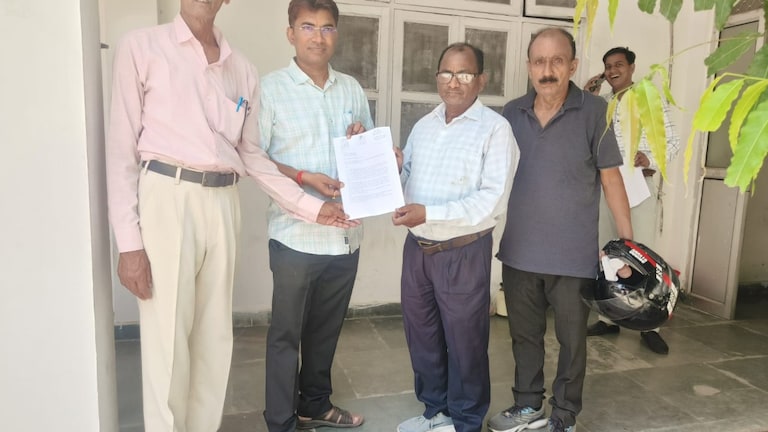 Sitapur News: राष्ट्रपति के नाम आजाद अधिकार सेना का ज्ञापन, संविधान रक्षा और सहारा निवेशकों के भुगतान की मांग Sitapur Sahara Refund News