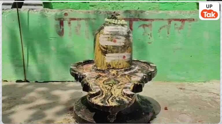 2 क्विंटल और 2500 साल पुराने शिवलिंग का अनुमान..., वाराणसी में गंगा किनारे भारी-भरकम शिवलिंग मिलने से लोग हैरान Ancient Shivling Found In Varanasi