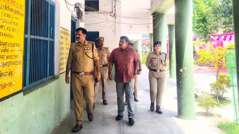 Sitapur Police Recruitment Exam 2026: सीतापुर में पुलिस भर्ती परीक्षा, जिलाधिकारी और पुलिस अधीक्षक ने किया निरीक्षण, सुरक्षा और पारदर्शिता पर जोर UP Police Bharti Exam 2026