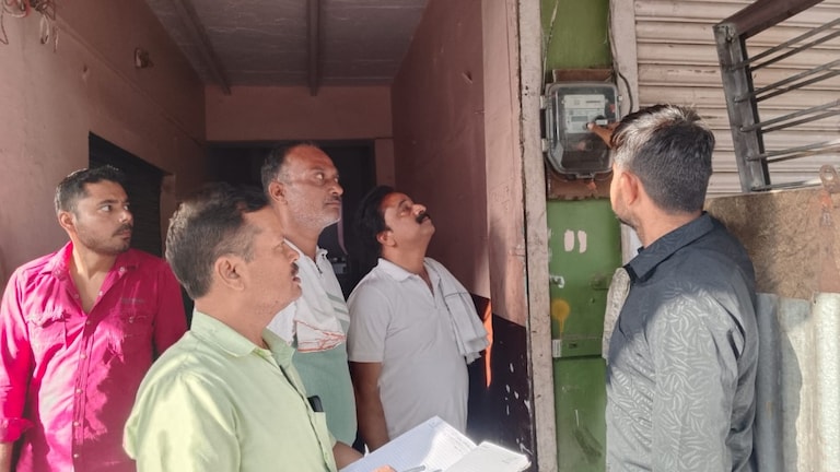Mathura Electricity News: राया में विद्युत विभाग का चेकिंग अभियान, बिजली चोरी में एक दर्जन के खिलाफ मुकदमा दर्ज Power Theft Case Mathura