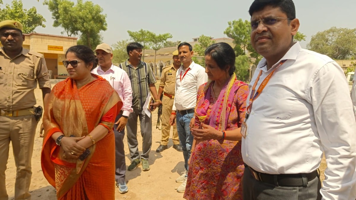 Gonda Police Recruitment Exam 2026: पुलिस भर्ती परीक्षा केंद्र का डीएम प्रियंका निरंजन ने किया निरीक्षण, 6024 में से 4757 अभ्यर्थी हुए शामिल UP Police Bharti Exam 2026