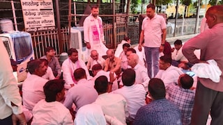 Mathura Registry Privatization Protest: मथुरा, रजिस्ट्री कार्यालय पर ऑनलाइन रजिस्ट्री सिस्टम का निजीकरण करने के विरोध में धरना, मुकेश धनगर ने दिया समर्थन Mathura Congress Protest