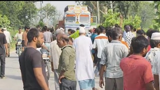 मुरादाबाद में तेज रफ्तार डंपर का कहर, बाइक सवार युवक गंभीर घायल, परिजनों ने लगाया जाम Moradabad Road Accident
