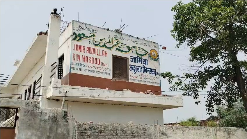  Sitapur News: तालाब की जमीन पर बने मदरसे को संचालक ने खुद हटाना शुरू किया