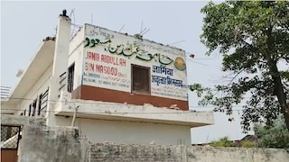 Sitapur News: तालाब की जमीन पर बने मदरसे को संचालक ने खुद हटाना शुरू किया Sitapur Encroachment News