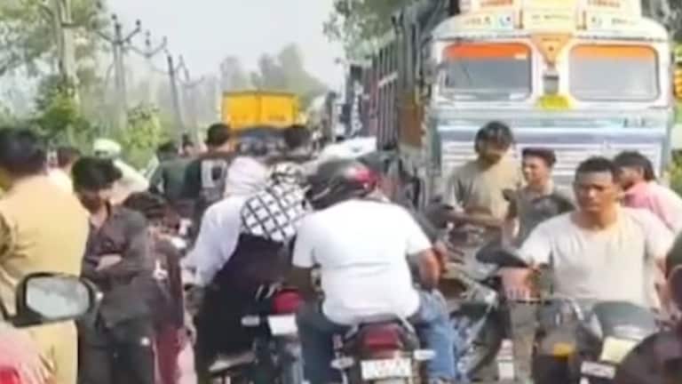 तेज रफ्तार डंपर ने बाइक सवार युवक को मारी टक्कर, गुस्साए परिजनों ने लगाया जाम Moradabad Accident News