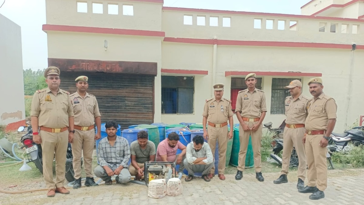 नकली पेट्रोल बनाने वाली गैंग का भंडाफोड़, 4400 लीटर केमिकल-पेट्रोल के साथ 4 गिरफ्तार