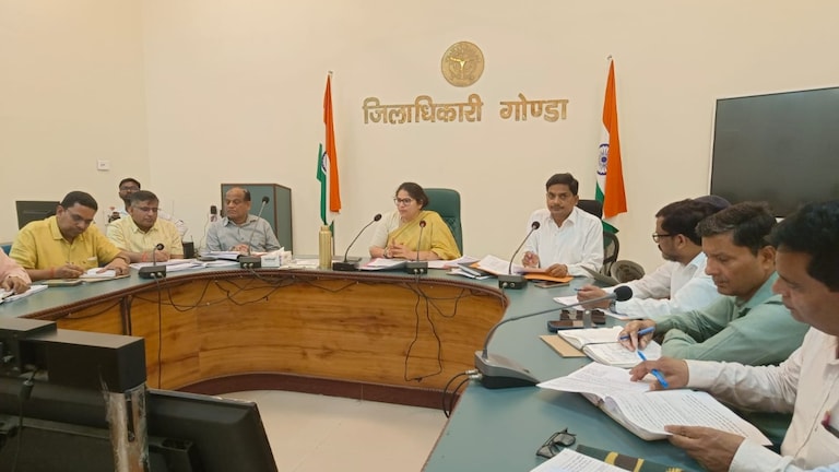 उत्तर प्रदेश, अंतर्राष्ट्रीय योग दिवस की तैयारियों को लेकर डीएम ने की समीक्षा बैठक, 21 जून को पुलिस लाइन में होगा भव्य योग कार्यक्रम Gonda News
