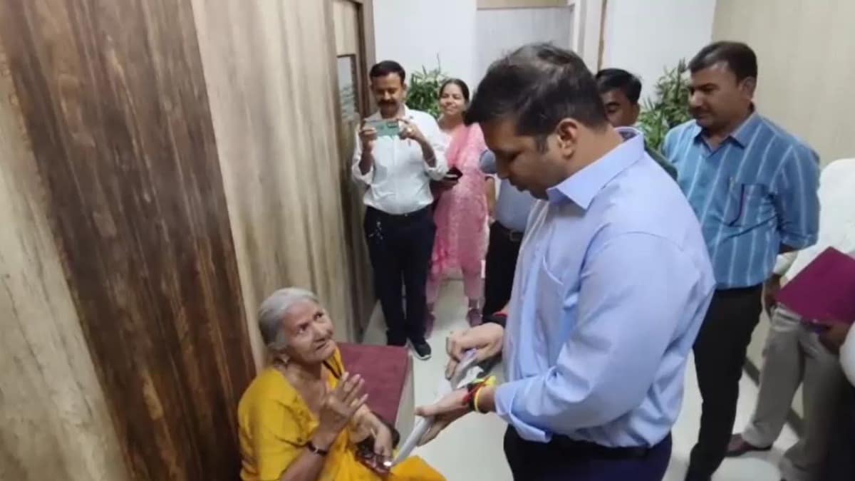 गाजियाबाद डीएम ने अपनी जेब से दिए 22000 रुपये, रोते हुए कलेक्ट्रेट पहुंची थी ये महिला UP Tak