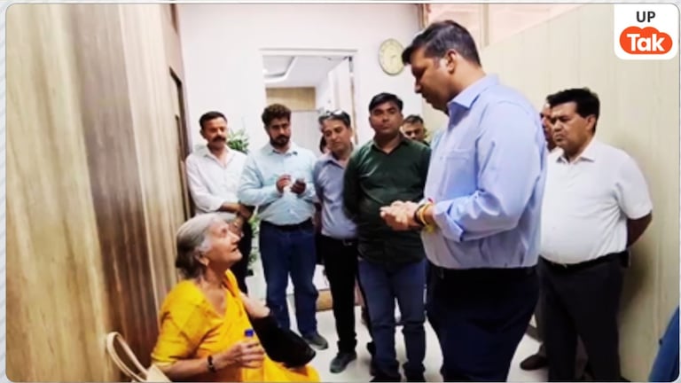70 साल सत्या शर्मा का दर्द नहीं देख पाए DM रविंद्र मांदड़... अपनी कमाई के 22000 रुपये देकर जीत लिया सबका दिल! DM Ravindra Kumar