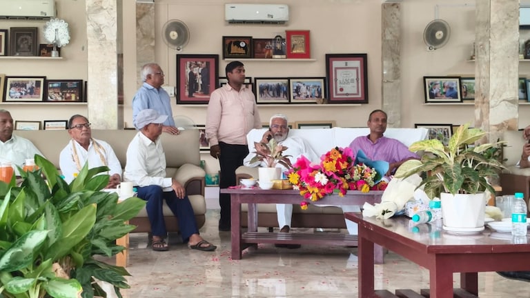 जल शक्ति मंत्री स्वतंत्र देव सिंह दौलतपुर पहुंचे, सवा लाख के चश्मे वाले पद्मश्री किसान की मंत्री ने की तारीफ, जानिए खाद की किल्लत पर क्या कहा? Barabanki News