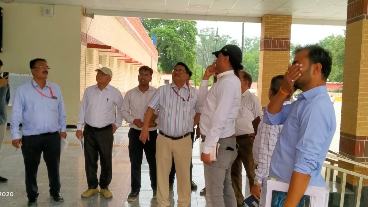  रायबरेली के बछरावां स्टेशन का निरीक्षण, खामियां देखकर नाराज हुए मुख्य प्रशासनिक अधिकारी