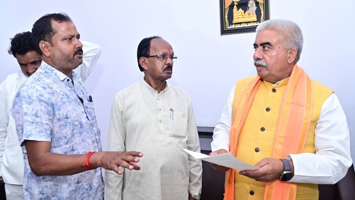 रायबरेली नगर पालिका में अनियमितताओं के आरोप, भाजपा नामित सभासदों ने प्रभारी मंत्री को सौंपा ज्ञापन Raebareli News