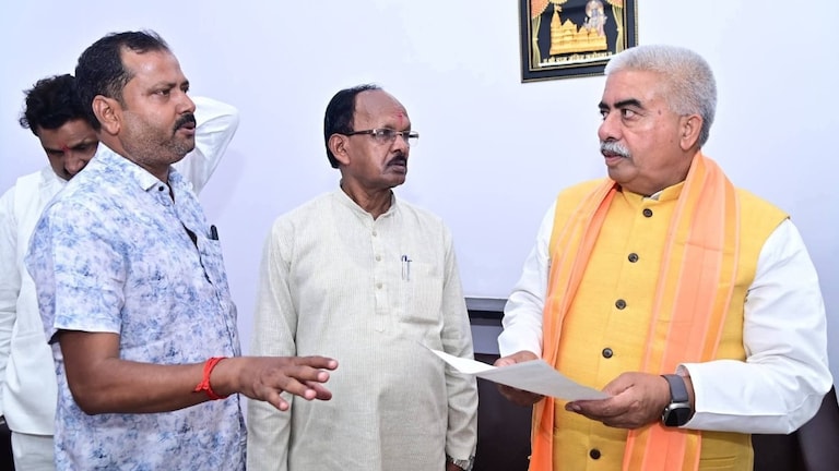 रायबरेली नगर पालिका में अनियमितताओं के आरोप, भाजपा नामित सभासदों ने प्रभारी मंत्री को सौंपा ज्ञापन Raebareli News