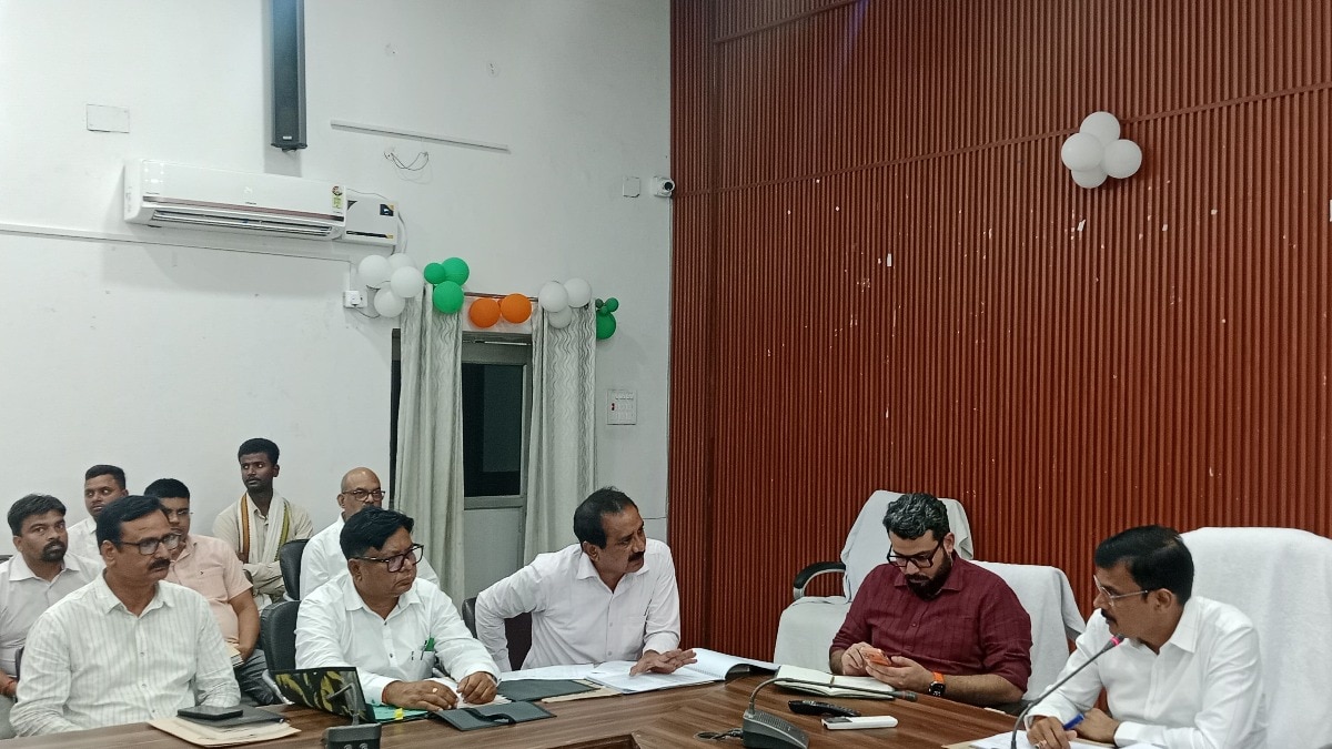 21 जून को पुलिस लाइन में होगा भव्य योग दिवस आयोजन, डीएम ने अधिकारियों को दिए सख्त निर्देश