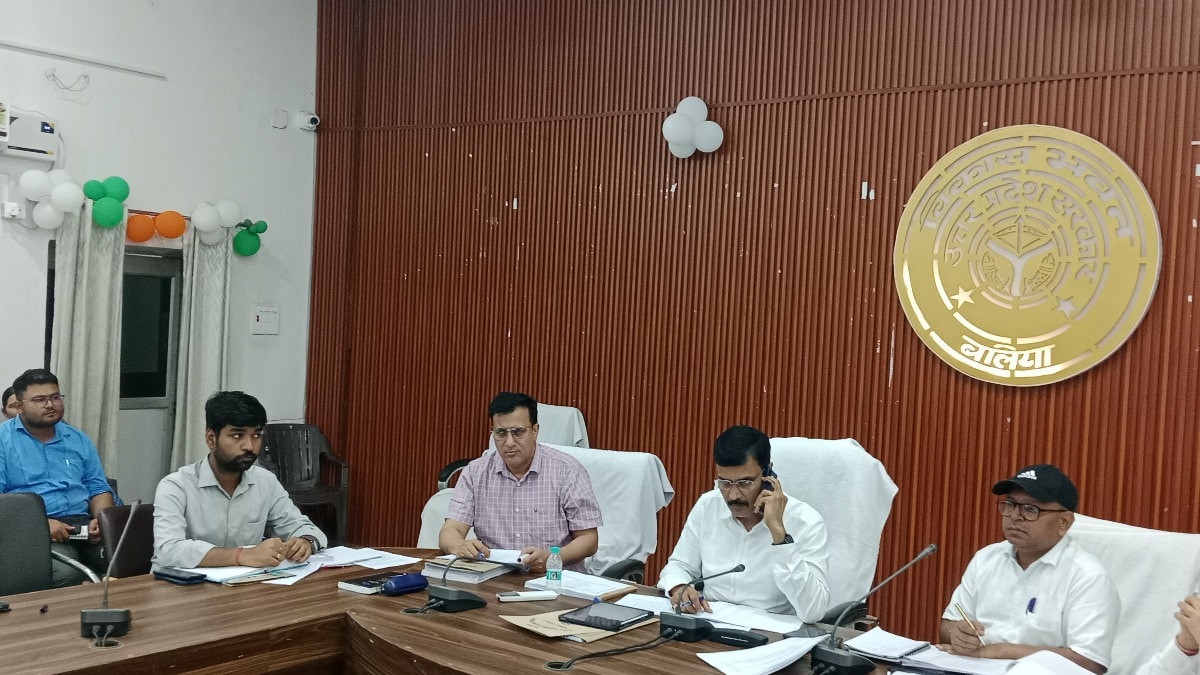 10 साल से लंबित चकबंदी मामलों पर डीएम का एक्शन, अधिकारियों की जवाबदेही तय करने के निर्देश Ballia News