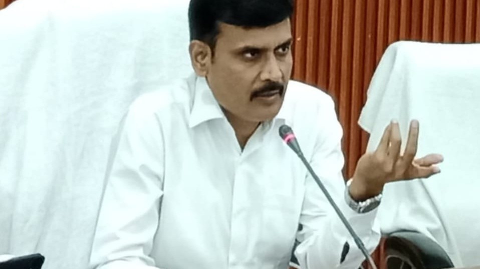 बलिया में वसूली लक्ष्य से पीछे विभागों पर गिरी गाज, DM ने मांगा जवाब