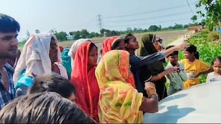 हमारा बयान दर्ज करो, मनरेगा जांच टीम की गाड़ी के आगे डटीं महिलाएं, बलिया का वीडियो चर्चा में Ballia MGNREGA scam