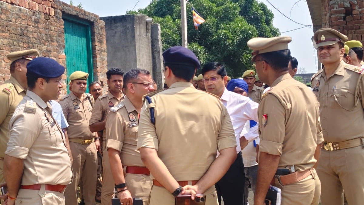 मुरादाबाद फायरिंग केस: गोबर विवाद के बाद चली गोलियां, पुलिस ने संभाला मोर्चा Moradabad firing case
