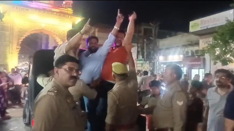 लखनऊ कूच के दौरान कांग्रेस और NSUI नेताओं की गिरफ्तारी, जमकर नारेबाजी Mathura NSUI protest