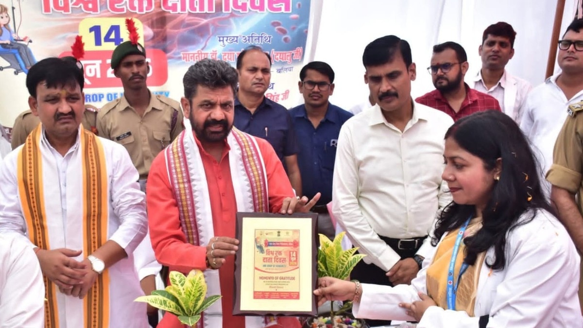 एक यूनिट रक्त से बच सकती हैं तीन जिंदगियां, बलिया में रक्तदाताओं का हुआ सम्मान