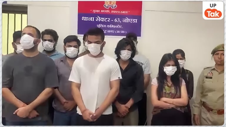 अमेरिकी लहजे में अमेरिकियों से ठगी... नोएडा में सस्ती फ्लाइट टिकट का झांसा देकर विदेशी नागरिकों से ठगे 10 करोड़, गिरोह का हुआ पर्दाफाश! UP Tak