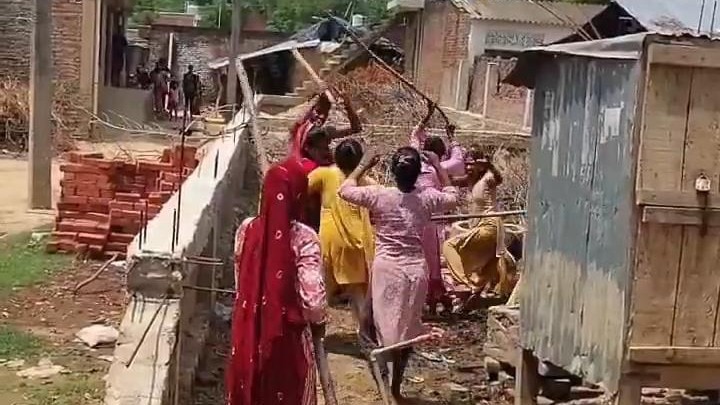 अमेठी में जमीनी विवाद को लेकर दो पक्षों में जमकर चली लाठियां, जबरन निर्माण पर हुआ विवाद