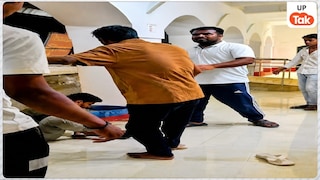 सिपाही को दांत काटकर भागा..., देवरिया रेलवे स्टेशन पर तत्काल टिकट को लेकर खूब हुआ बवाल, 'दलालों' ने की रोहित कुशवाहा की बेरहमी से पिटाई! Deoria Railway Station Train Tatkal Ticket Fight