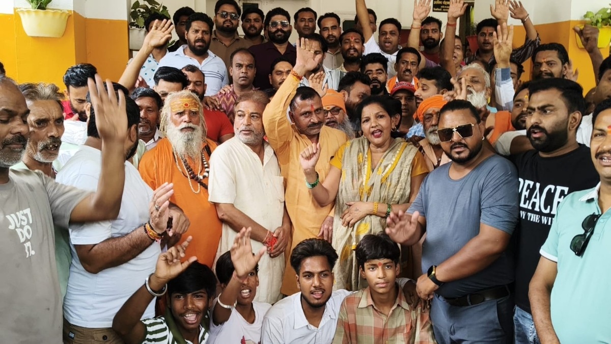  म्हाडी स्थल को लेकर हिंदू संगठनों का प्रदर्शन, डीएम को सौंपा ज्ञापन, मांगें न मानीं तो जनपद सहारनपुर की पांचों सीमाएं होंगी सील...