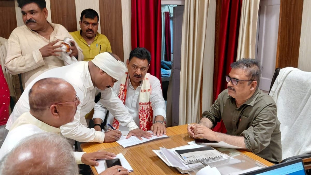 गंगा का रौद्र रूप और इंजीनियर साहब का अजब दावा, ब्राह्मण ने कह दिया तो बाढ़ नहीं आएगी... Ballia News