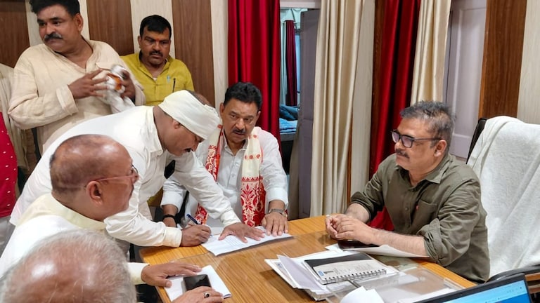 गंगा का रौद्र रूप और इंजीनियर साहब का अजब दावा, ब्राह्मण ने कह दिया तो बाढ़ नहीं आएगी... Ballia News