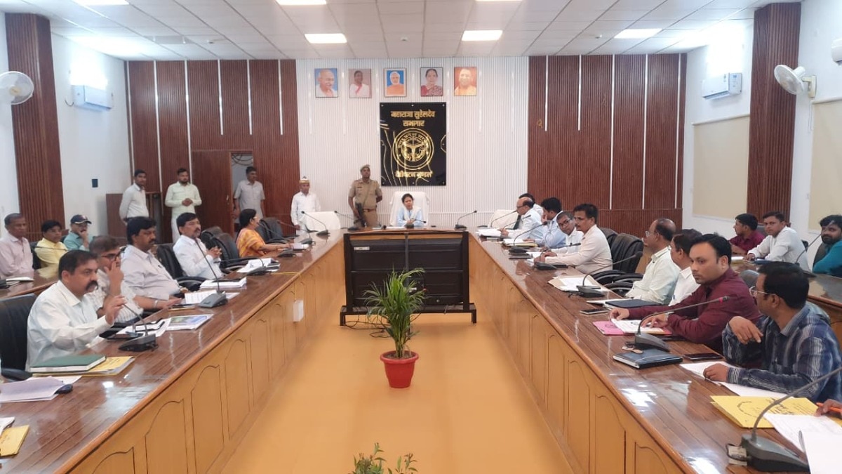 मंडलायुक्त दुर्गा शक्ति नागपाल ने सड़क सुरक्षा पर कसी नकेल, ब्लैक स्पॉट चिन्हित करने व स्कूली वाहनों की जांच के दिए निर्देश