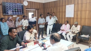 मथुरा जिला अस्पताल में सफाई कर्मियों का हंगामा, समय पर वेतन दिलाने की मांग Mathura News