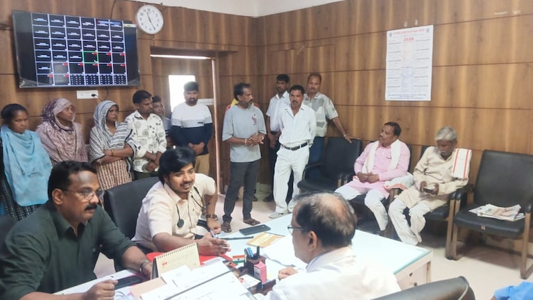 मथुरा जिला अस्पताल में सफाई कर्मियों का हंगामा, समय पर वेतन दिलाने की मांग Mathura News