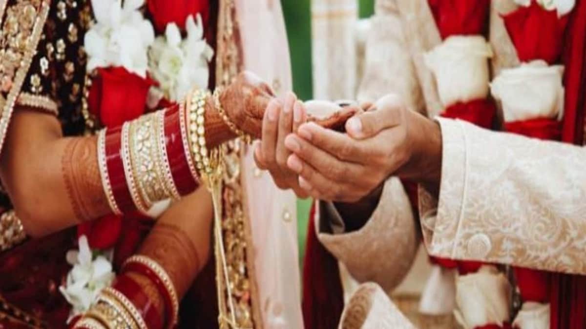 Raebareli News: चांदी के भाव चढ़े तो बदला नियम; रायबरेली के मुख्यमंत्री सामूहिक विवाह में अब नहीं मिलेंगे आभूषण, खाते में जाएगी रकम Raebareli Samuhik Vivah Yojana