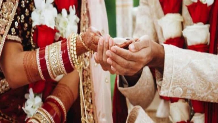 Raebareli News: चांदी के भाव चढ़े तो बदला नियम; रायबरेली के मुख्यमंत्री सामूहिक विवाह में अब नहीं मिलेंगे आभूषण, खाते में जाएगी रकम Raebareli Samuhik Vivah Yojana