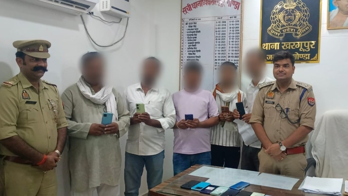 Gonda Crime News: 3 लाख रुपये के 16 गुम मोबाइल बरामद, खरगूपुर पुलिस ने मालिकों को लौटाए Gonda Police Action