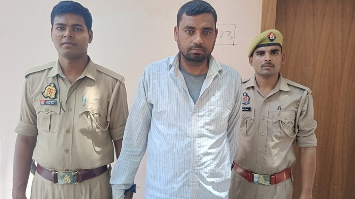 Mathura News: अधिकमास मेले में नकली नोट खपाने आया युवक गिरफ्तार, 2500 रुपये के जाली नोट बरामद
