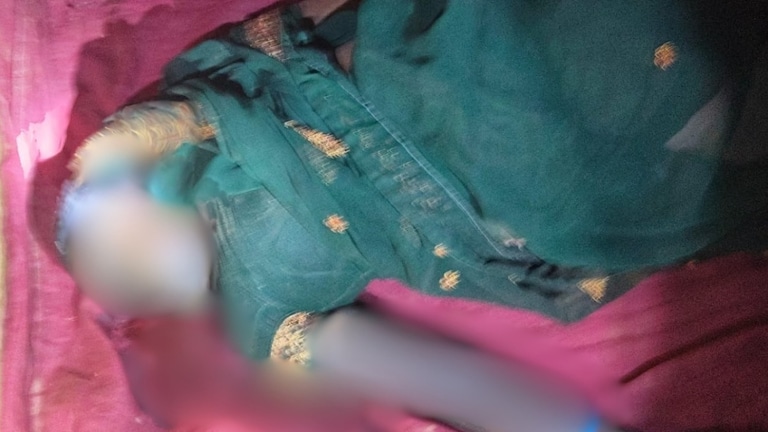 Mirzapur Crime News: साड़ी के फंदे पर लटकी मिली 22 वर्षीय विवाहिता, पति और सास के साथ रहती थी पूनम; जांच में जुटी पुलिस Mirzapur Crime
