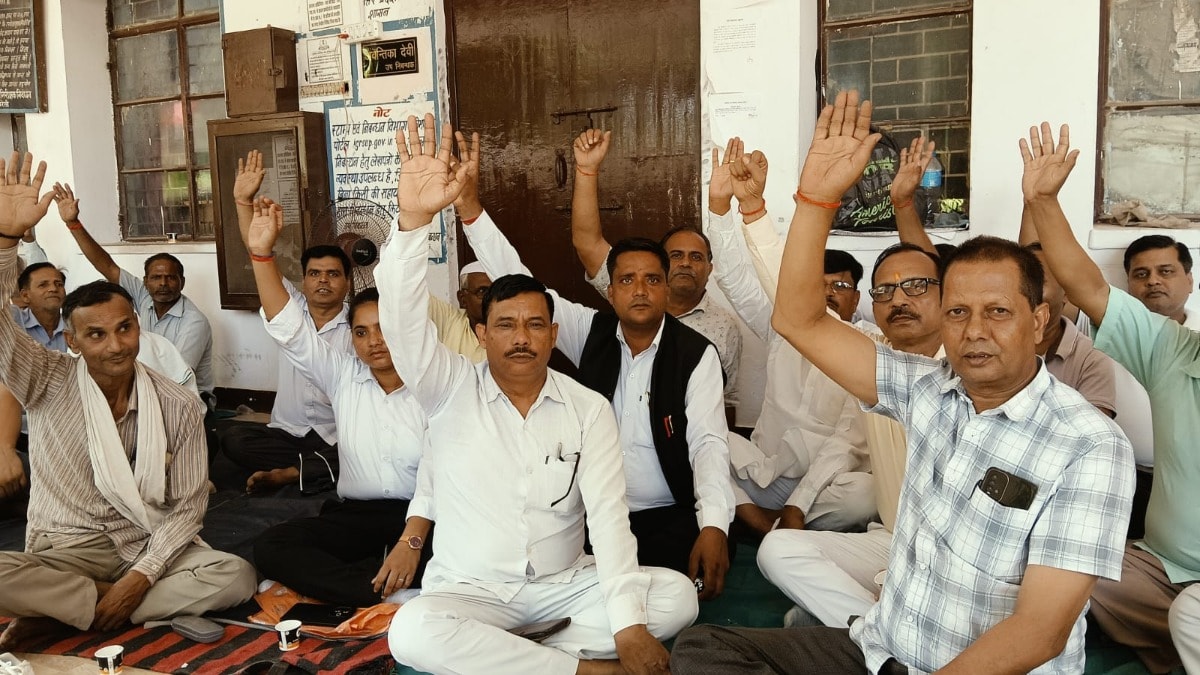 Bareilly News: निजीकरण के विरोध में वकीलों और स्टांप विक्रेताओं का प्रदर्शन, रजिस्ट्री कार्यालय पर जड़ा ताला Bareilly Lwyers Protest