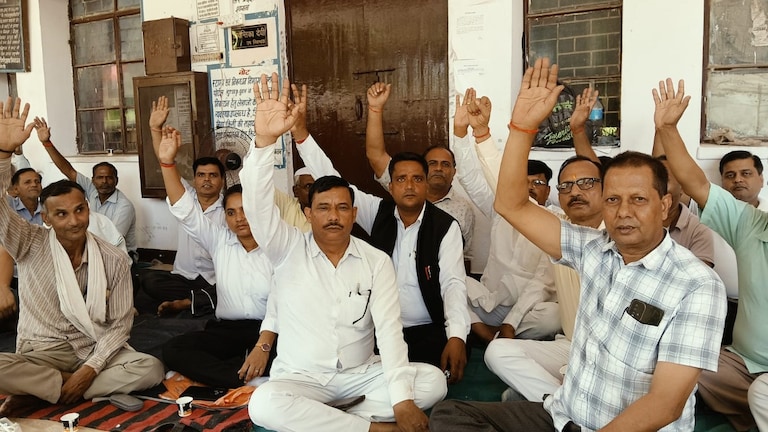Bareilly News: निजीकरण के विरोध में वकीलों और स्टांप विक्रेताओं का प्रदर्शन, रजिस्ट्री कार्यालय पर जड़ा ताला Bareilly Lwyers Protest