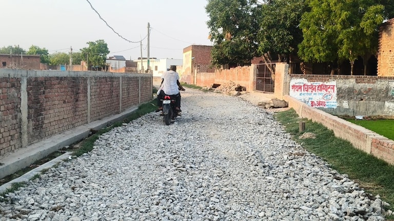Ghazipur News: जर्जर सड़क से बढ़ा हादसों का खतरा, ग्रामीणों ने उठाई निर्माण की मांग Ghazipur Road News
