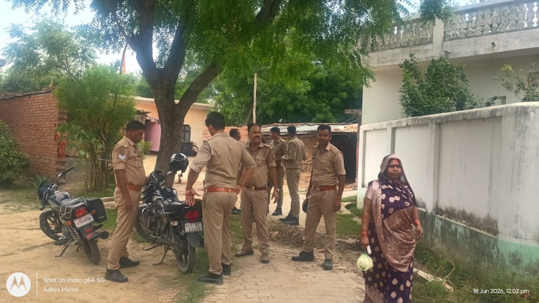 Amethi News: धारदार हथियार से हमला कर बुजुर्ग की हत्या, बेटा-बहू और बच्चे घायल, गांव में पुलिस तैनात धारदार हथियार से हमला कर बुजुर्ग की हत्या, बेटा-बहू और बच्चे घायल, गांव में पुलिस तैनात