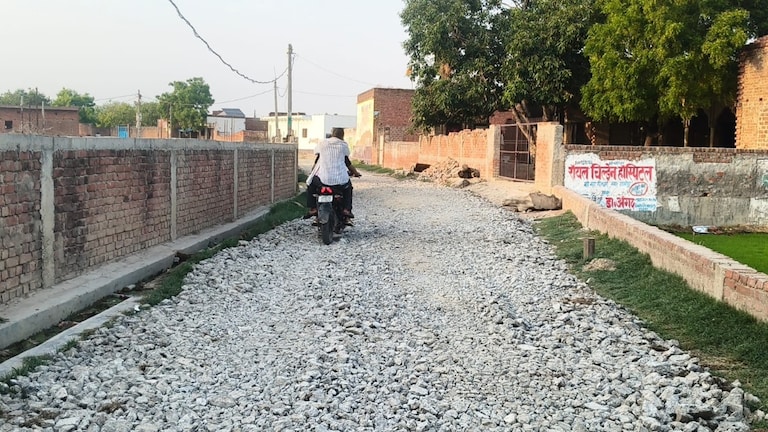 Ghazipur News: जर्जर सड़क से बढ़ा हादसों का खतरा, ग्रामीणों ने उठाई निर्माण की मांग जर्जर सड़क से बढ़ा हादसों का खतरा, ग्रामीणों ने उठाई निर्माण की मांग