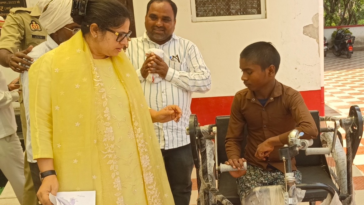 Gonda News: जनता दर्शन में दिव्यांग युवक की फरियाद सुनते ही सक्रिय हुईं डीएम, मौके पर दिलाई ट्राईसाइकिल