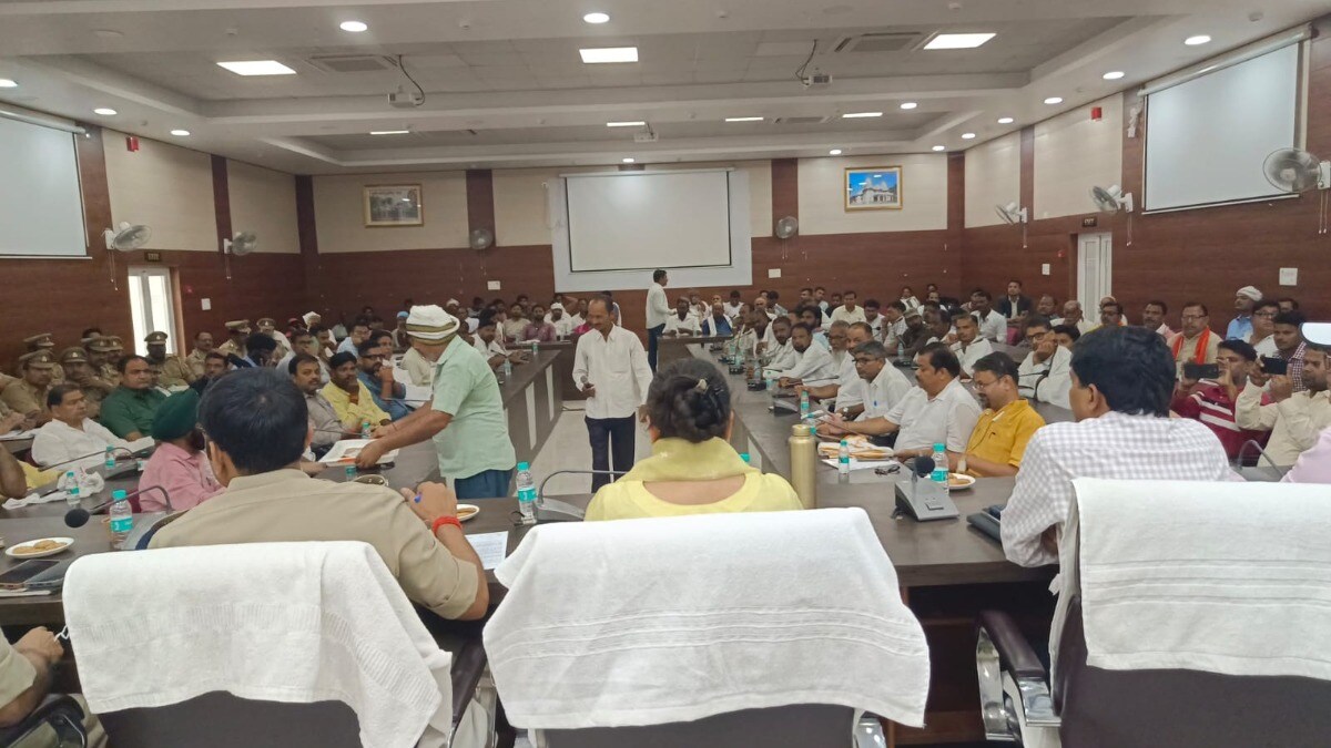 Gonda News: गोंडा में त्योहारों पर सोशल मीडिया व अफवाह फैलाने वालों पर सख्ती, पुलिस-प्रशासन सतर्क गोंडा में त्योहारों पर सोशल मीडिया व अफवाह फैलाने वालों पर सख्ती, पुलिस-प्रशासन सतर्क