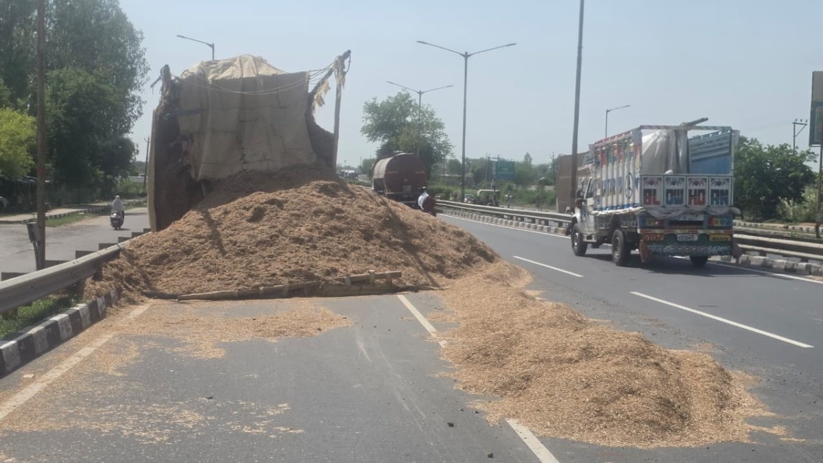 Mathura News: आगरा-दिल्ली हाईवे पर तीन हादसे, ओवरलोड ट्रॉलियां पलटीं, पिकअप चालक घायल